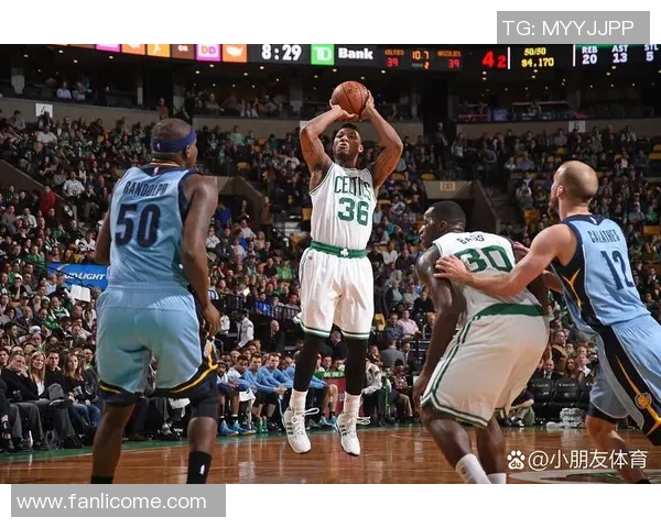 凯尔特人对阵篮网队的精彩对决引发球迷热议与期待